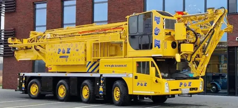 Hybride mobiele torenkraan van 48 meter van P&K, opgevouwen voor transport