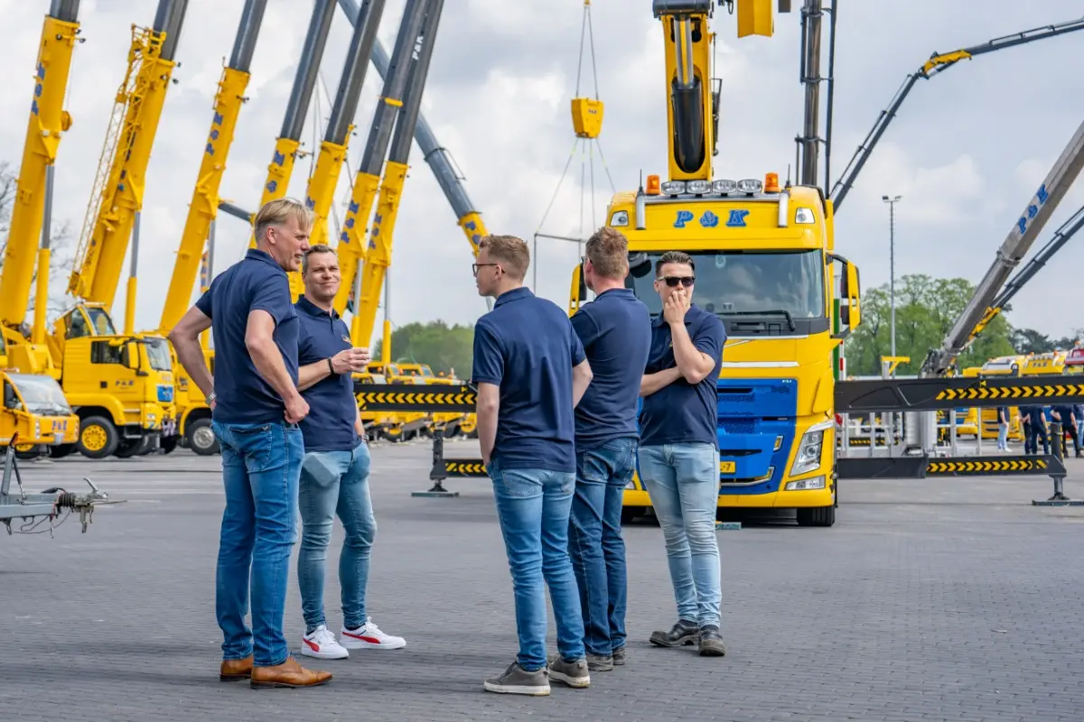 Kranenpark P&K met 5 collega's die met elkaar aan het praten zijn.