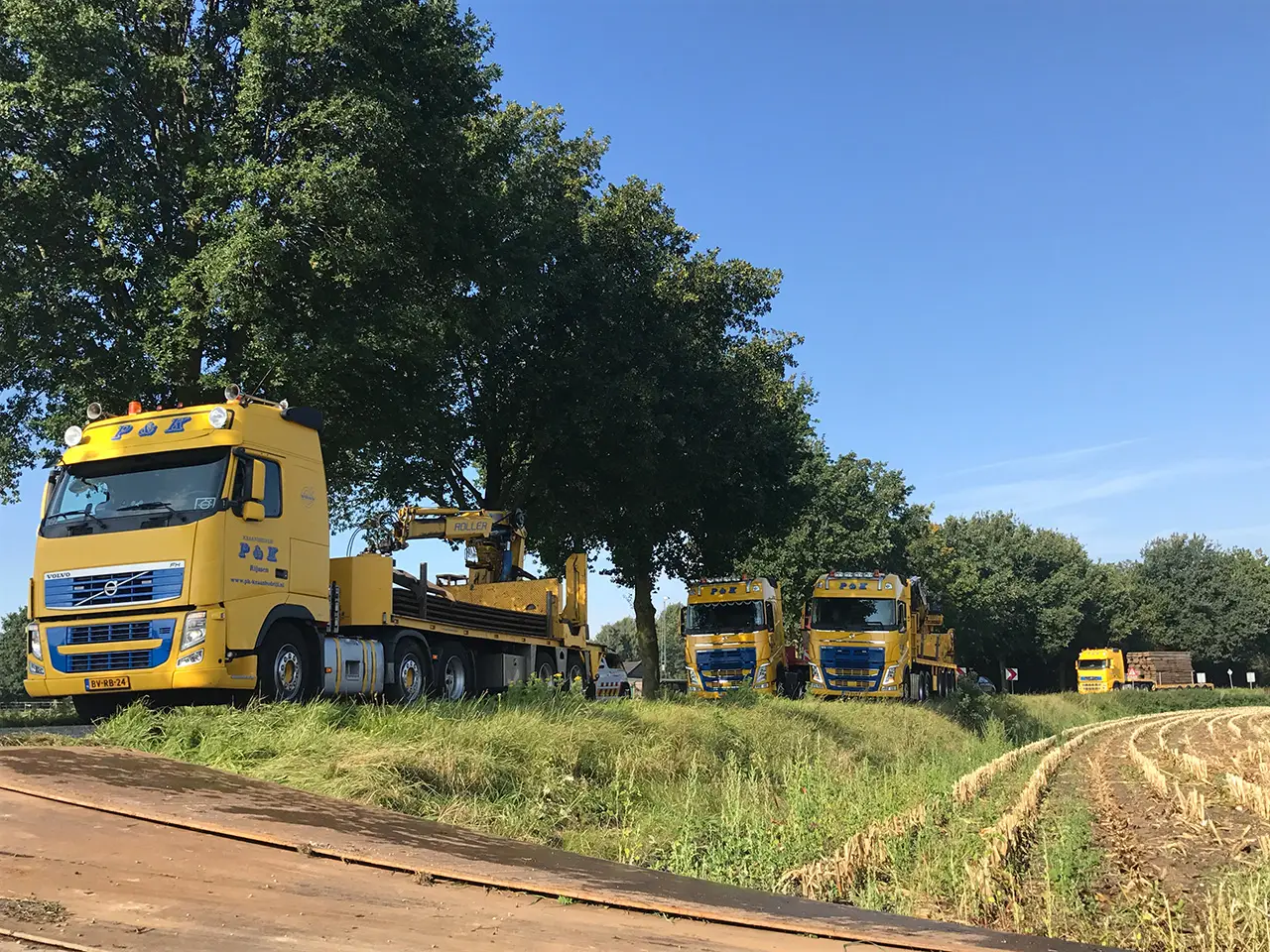 Rjiplaten leggen op locatie met 4 transportwagens - Gemakkelijke verhuur