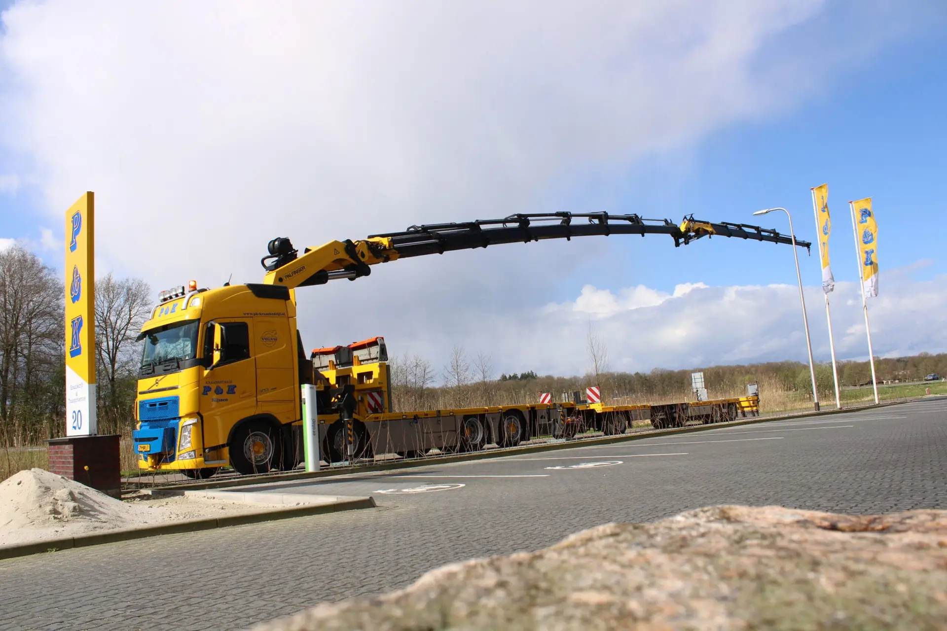 Autolaadkraan van P&K voor het bedrijfspand