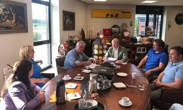 Familie Plas aan tafel bij de aandelenoverdracht van P&K