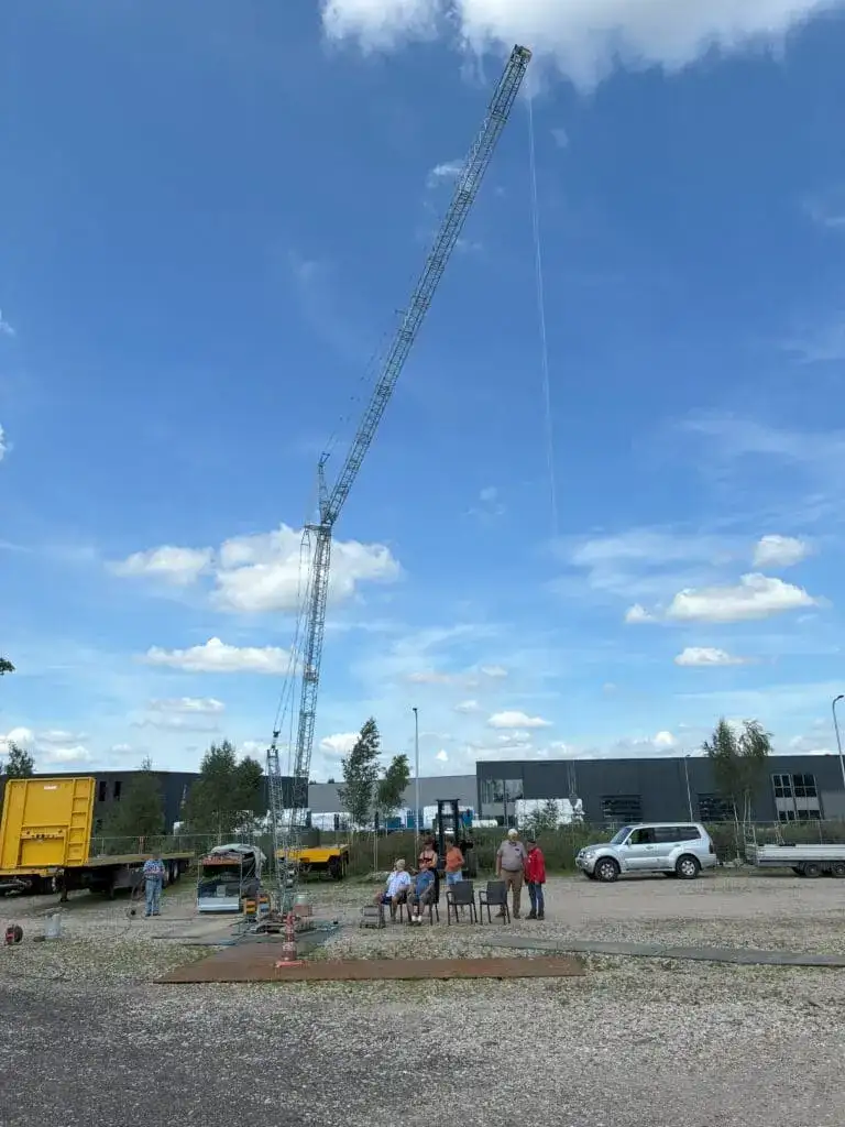 Mobiele torenkraan van P&K tegen een blauwe lucht op een bouwlocatie
