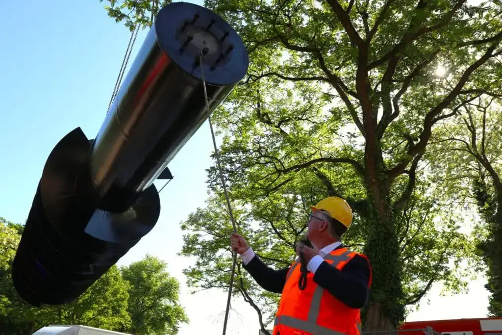 Giek van een kraan van P&K tussen de bomen tijdens boomwerkzaamheden