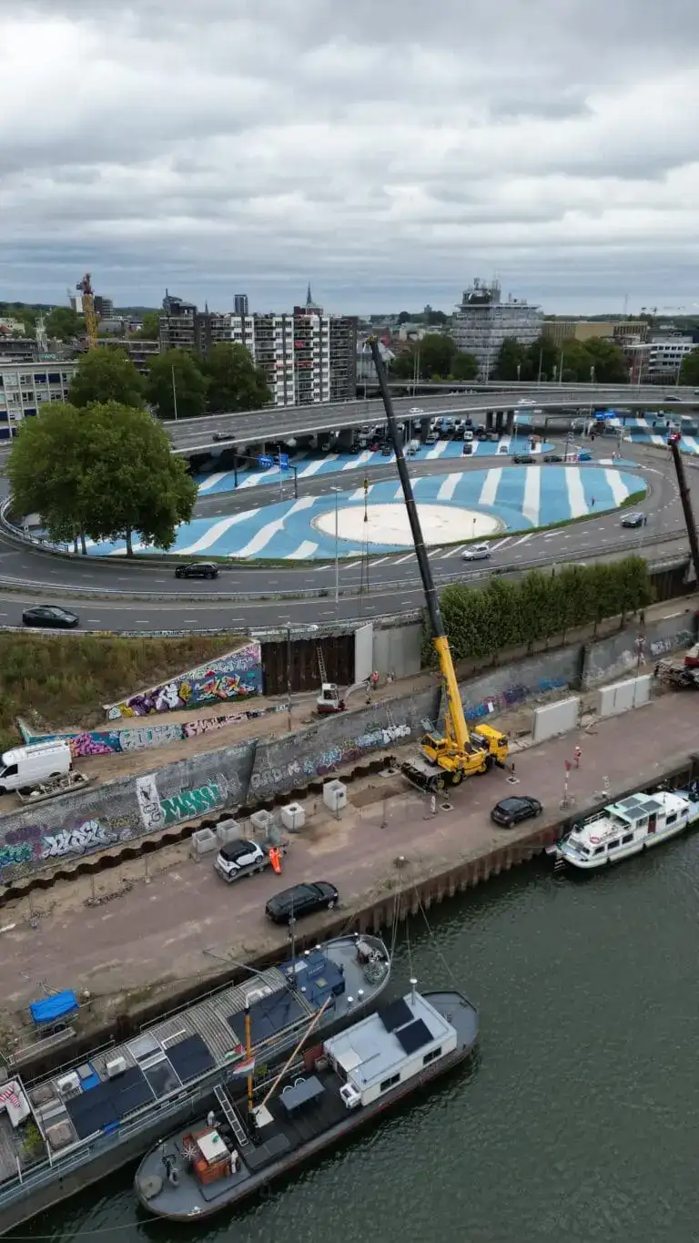 Dronefoto van het hijswerk met twee kranen op de Rijnkade