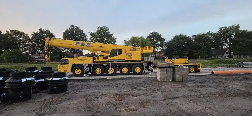 Mobiele telescoopkraan van P&K op een onverhard bouwterrein