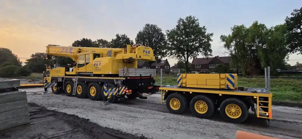 Mobiele telescoopkraan van P&K opgesteld langs een zandpad