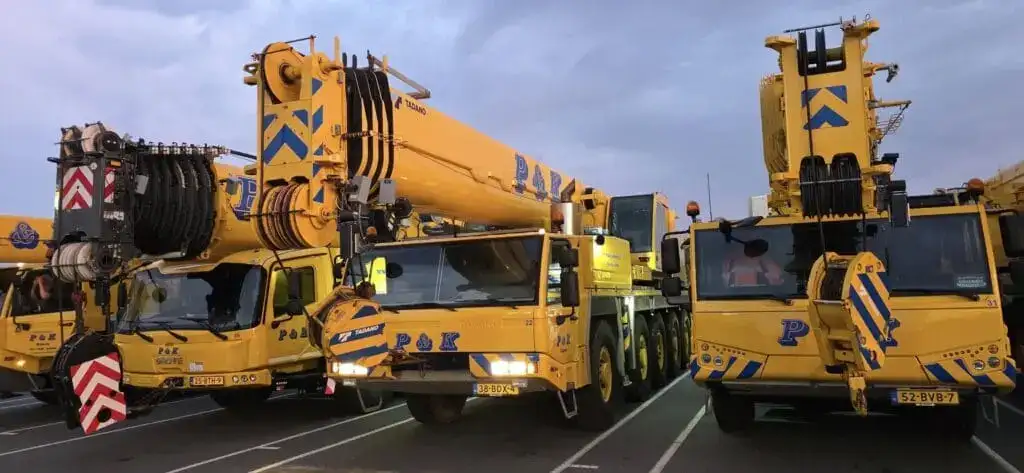 Twee mobiele telescoopkranen van P&K naast elkaar opgesteld op locatie