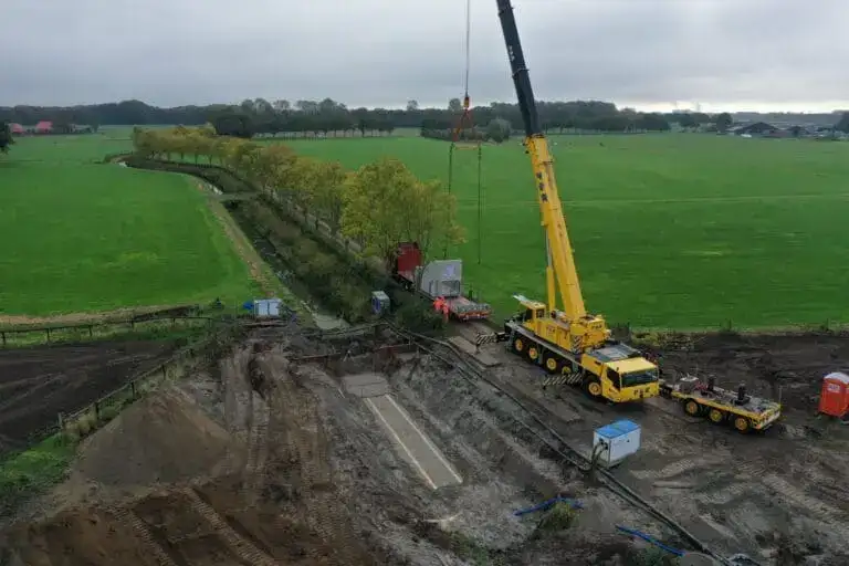 Mobiele kraan van P&K plaatst duikers in het buitengebied bij Kattenbeek