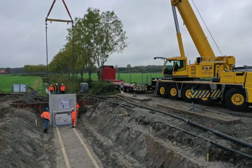 Mobiele kraan van P&K op een infralocatie in het buitengebied