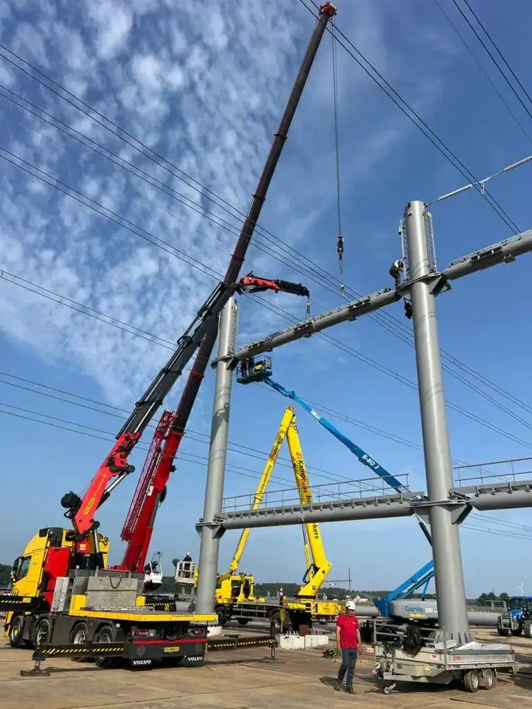 Staalconstructie aan de haak tijdens montagewerk