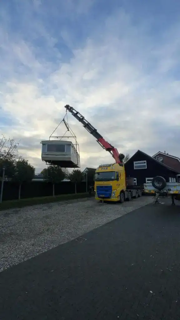 Unit die met de autolaadkraan op zijn plek wordt gezet