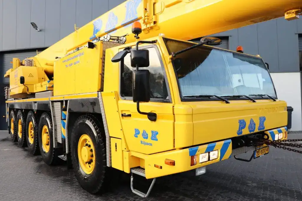Mobiele telescoopkraan van P&K met cabine en giek, schuin vooraanzicht