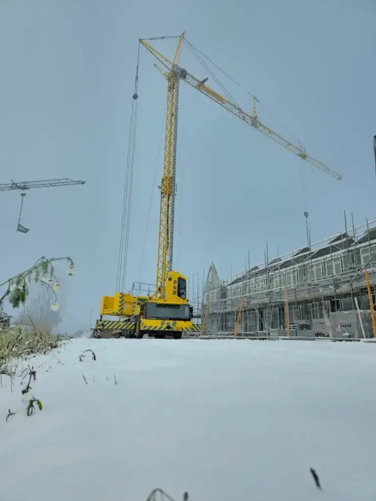 Mobiele torenkraan bij een gebouw in aanbouw