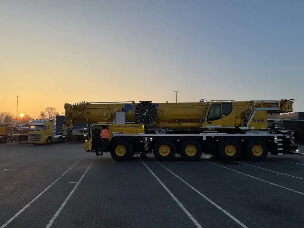Kranen van P&K op een rij bij zonsopgang