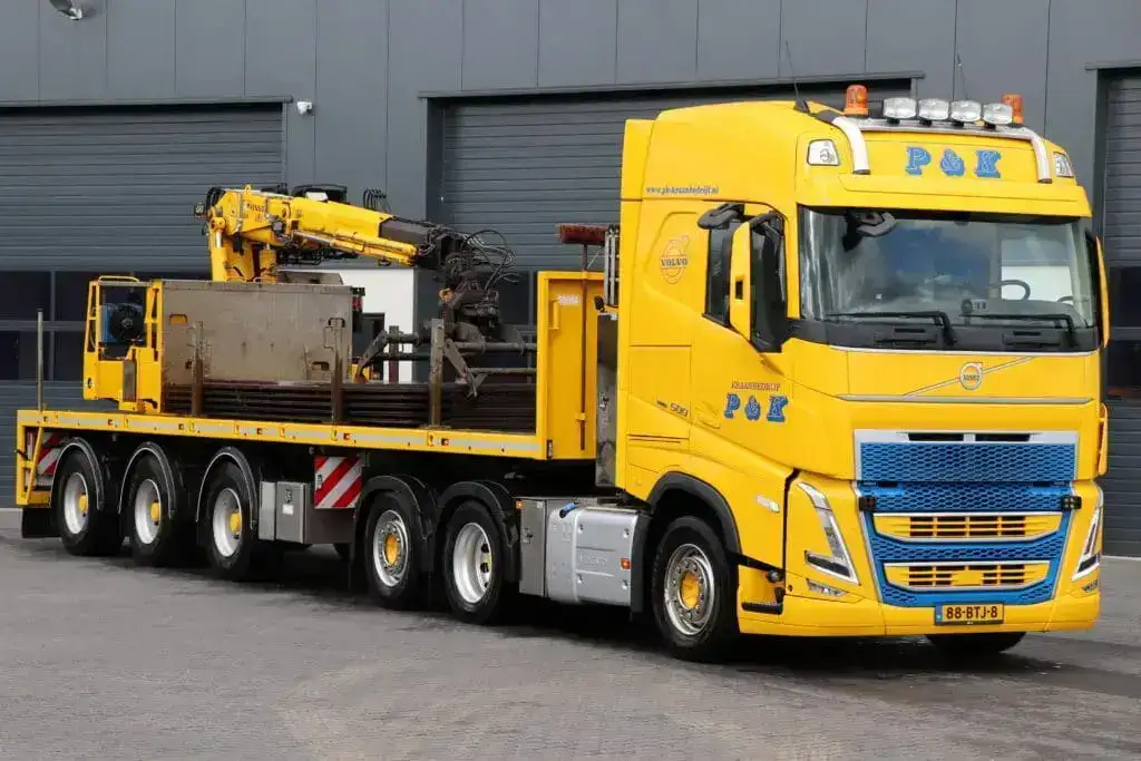 Stalen rijplaten huren en laten leveren met vrachtwagen