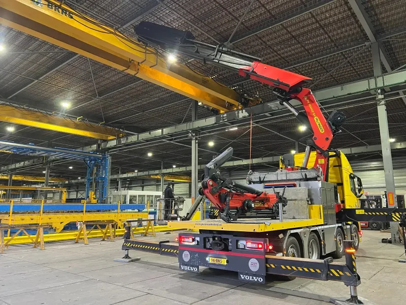 Autolaadkraan van P&K aan het werk in een industriële hal