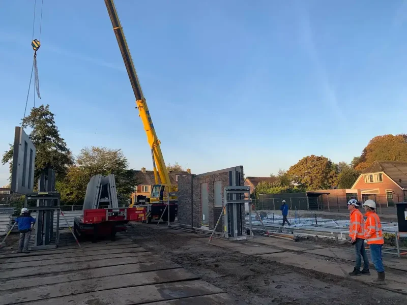 Mobiele kraan van P&K op een bouwplaats tijdens de veiligheidsaudit