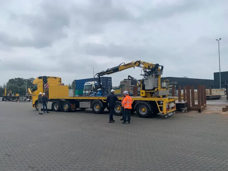 Autolaadkraan van P&K op locatie tijdens de veiligheidsaudit