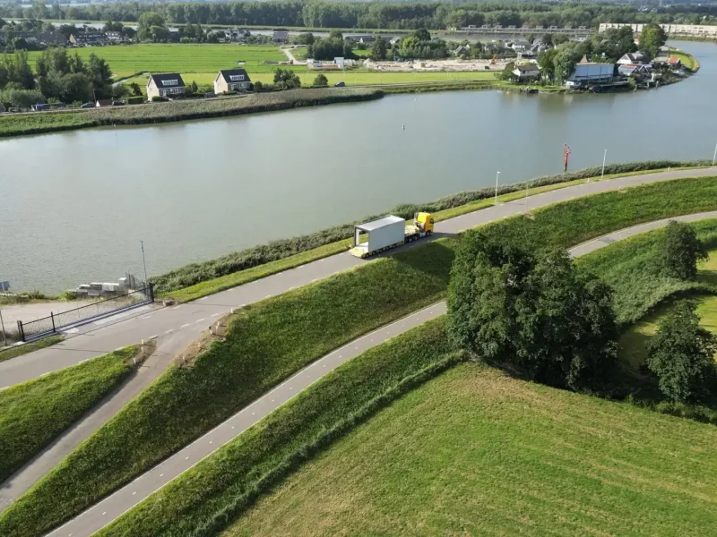 Dronefoto van de rivier bij de loslocatie van het garageproject