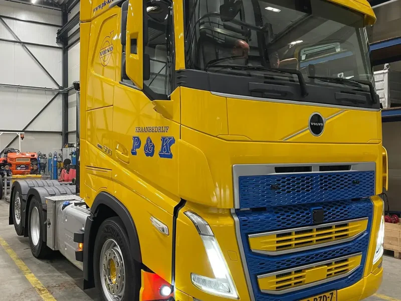 Nieuwe Volvo FH 500 6x2 I-Save van P&K in de werkplaats