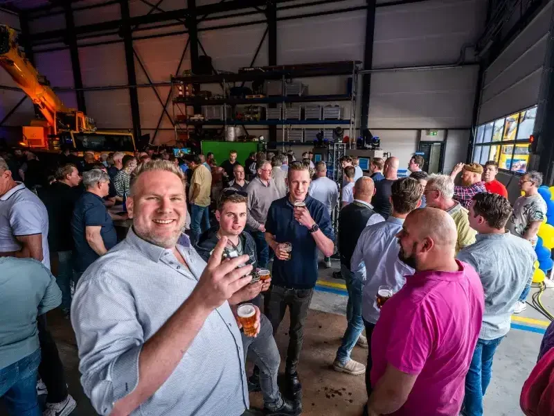 Bezoekers in de bedrijfshal tijdens de open dag van P&K