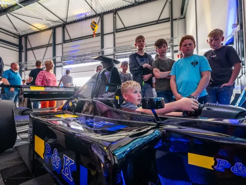 P&K F1 auto met kinderen