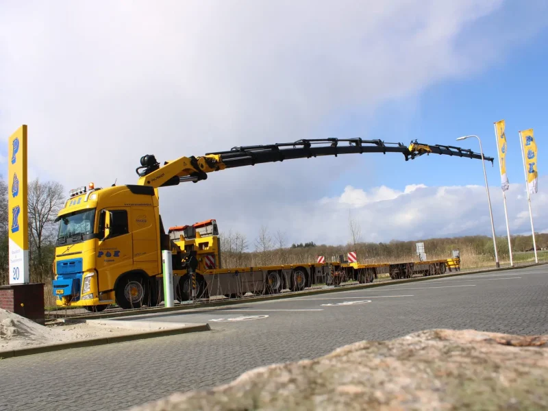 Autolaadkraan van P&K voor het bedrijfspand