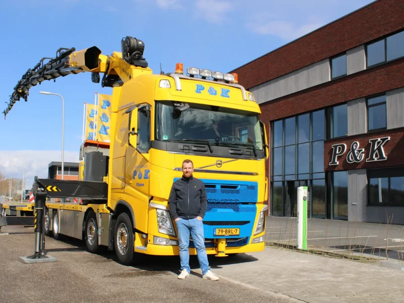 P&K Autolaadkraan voor het bedrijfspand met een collega voor de autolaadkraan.