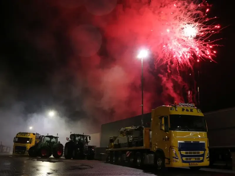 Sany kraan 4 met vuurwerk op de achtergrond