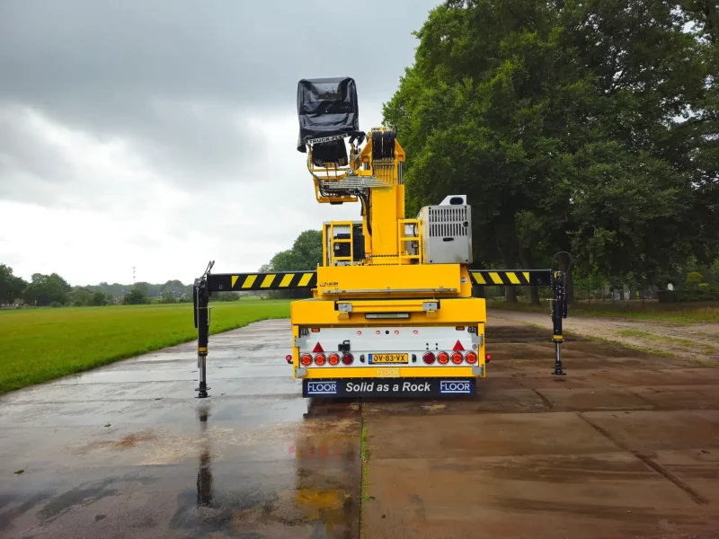 Autolaadkraan uitgestempeld op een grasveld