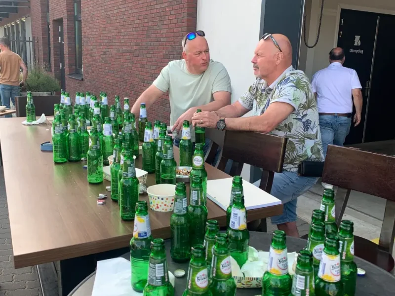 Collega's van P&K aan de bar tijdens de familiedag