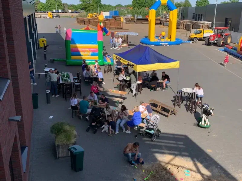 Kermisattracties op het terrein van P&K tijdens de familiedag