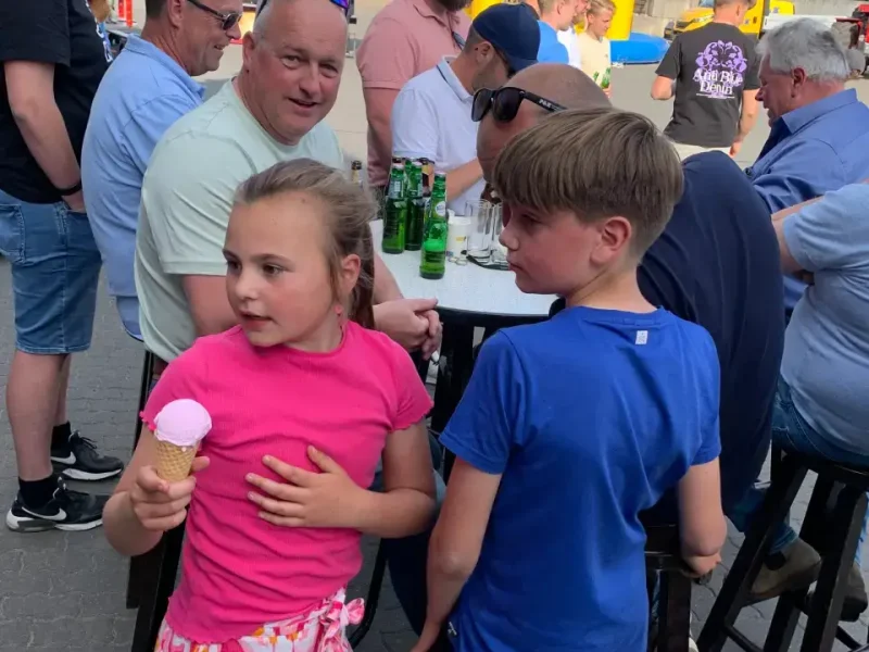 Kinderen en ouders op de familiedag van P&K