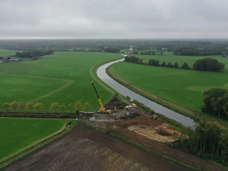 Luchtfoto van de herinrichting van de Berkel bij Kattenbeek met een kraan van P&K