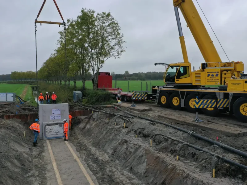 Mobiele kraan van P&K op een infralocatie in het buitengebied