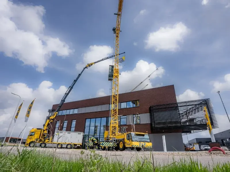 P&K nieuw bedrijfspand met kranen op de foto